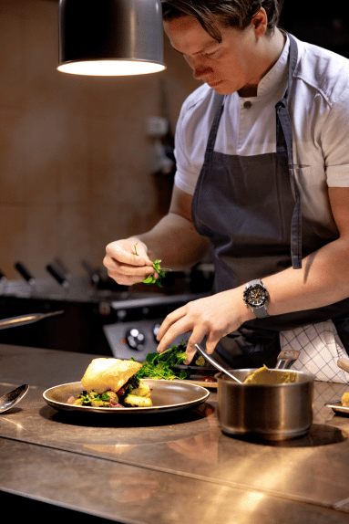 Head chef Espen Rasmus preparing food at Dampsentralen